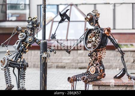 28. APRIL 2018, UFA, RUSSLAND: Lustiger Roboter im Steampunk-Stil, der aus Müll- und Metallabfällen auf der Straße der Stadt Ufa entstanden ist Stockfoto