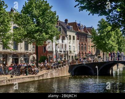 Die Stadt Leiden, Provinzland Südholland, Niederlande, Europa, die Menschen entspannen sich entlang des holländischen Kanals Rapenburg im historischen Zentrum von Leiden, die Stadt Leiden ist bekannt für ihre säkulare Architektur, seine Kanäle, seine Universitof 1590, die nativitof Rembrand, Die Stadt, in der die erste Tulpe Europas im 16. Jahrhundert geblüht wurde Stockfoto