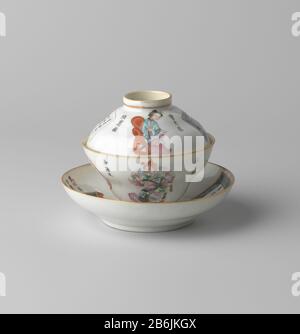 Dekselkop und Untertasse mit chinesischer Dame und Gentleman, ein Go-Spiel und Aufschriften Dekselkop en schotel van porselein traf een getrapte Wand, beschilderd op het glazuur in blauw, Rood, roze, Groen, geel, zwart en laut. OP het plat van de schotel een medaillon met een zittende Chinese man leunend op een kruk, naast hem drie Chinesenkarakters; om het medaillon een staande Chinese dame en daartegenover een staande heer met aan weerszijden chinesischen Karaktern; Hiertussen een cartouche met mäanderband met een opschrift in karakters en een go-bord. De op met dezelfde soort decoratie met andere Cartouche Stockfoto