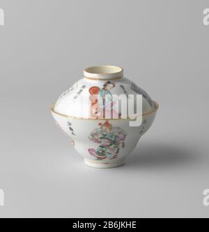 Dekselkop mit chinesischer Dame und Gentleman, ein Go-Spiel und Inschriftstücke Dekselkop van porselein traf een getrapte Wand, beschilderd op het glazuur in blauw, Rood, roze, Groen, geel, zwart en goud. De op met dezelfde soort decoratie als de schotel, met andere Cartoons en personen. De op gemerkt met het zegelmerk van keizer Daoguang (?). Famille stieg. Hersteller : Pottenbakker: AnoniemPlaats Herstellung: China dating: CA. 1800 - ca. 1899Schule/Stijl: Qing-Dynastie (1644-1912) Physikalische Kenmerken: Porselein traf Emaillkleuren en verguldsel Material: Porselein glazuur email goud Techniek: Draaie Stockfoto