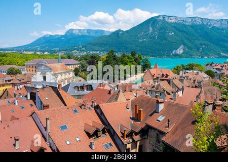 Luftaufnahme der Innenstadt von Annecy vom Schloss, Frankreich Stockfoto