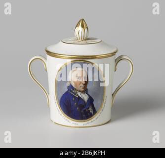 Dekselkop van porselein traf een cilindrische Wand en twee C-vormige oren, veschilderd op het glazuur in emailkleuren en laut. OP de Wand het portret van Karel Willem Ferdinand van Brunswijk-Wolfenbütteler met daaronder het opschrift 'GEBohren AM 9. Oktober 1735/ GESTORBEN AM 10. NOVEMBER 1806'. De andere zijde met zijn wapen en en het opschrift 'NUNQUAM RETRORSUM'. Gouden lijnen boven de voet, op de Rand en de oren. De deksel met gouden lijnen en een afgeplatte bovenkant; dekselknop in de vorm van een bloemknop met als Basis een gemodelleerde rozet in reliëf. Gemerkt op de onderzijde met de F, Stockfoto