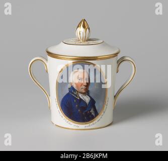 Dekselkop van porselein traf een cilindrische Wand en twee C-vormige oren, beschilderd op het glazuur in emailkleuren en laut. OP de Wand het portret van Karel Willem Ferdinand van Brunswijk-Wolfenbütteler met daaronder het opschrift 'GEBohren AM 9. Oktober 1735/ GESTORBEN AM 10. NOVEMBER 1806'. De andere zijde met zijn wapen en en het opschrift 'NUNQUAM RETRORSUM'. Gouden lijnen boven de voet, op de Rand en de oren. Gemerkt op de onderzijde met de F, 5, D5.. De X. Hersteller : porseleinfabriek: FürstenbergPlaats Herstellung: Fürstenberg dating: CA. Physische Kenmerken: Porselein traf E-Mail Stockfoto