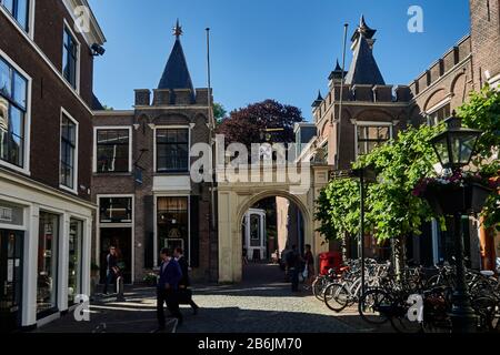 Stadt Leiden, Provinzland Südholland, Niederlande, Europa - das Tor zur Zitadelle Burcht 11. Jahrhundert, die Promenade um die Wälle bietet einen Panoramablick auf die Stadt. Das Gebäude steht auf einer Motte und ist heute ein öffentlicher Park." Stockfoto