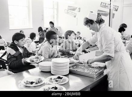 Mittagessen Stanley Junior School, Nottingham UK 1986 Stockfoto