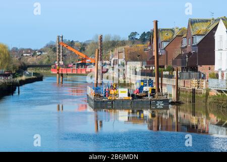 Arundel Tidal Defence Scheme arbeitet mit Jack-up-Barge & Industrial Floating Platforms auf dem Fluss Arun in Arundel, West Sussex, England, Großbritannien. Stockfoto