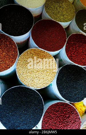 Bohnen Sortiments-Stall auf dem Markt verkauft Stockfoto