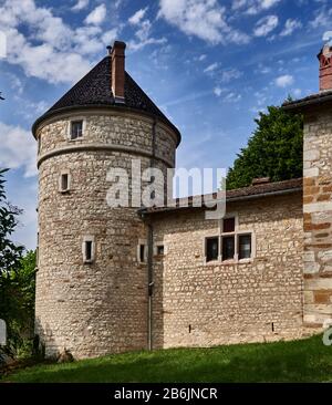 Frankreich, Departement Ain, Auvergne - Rhone - Region Alpen. Ein Eckturm der befestigten Burg in der ruhigen Ortschaft Treffort Stockfoto