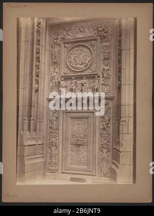 Von der Kirche Saint-Maclou in Rouen Tür der Kirche Saint-Maclou in Rouen Eigenschaft Typ: Fotos Artikelnummer: RP-F 00-9583 Aufschriften / Marken: Anmerkung, Rekto, handschriftlich: "France 35'annotie, recto handschriftlich" Rouaan'annotie, verso, handschriftlich in Bleistift: Sammlermarke 'Porte Jean Goujon / Rouen', verso, gestempelt:' ÖSTERREICHISCHE NORMALSCHULE für T [Omen TEACHERS] AMSTERDAM' Hersteller : Fotograf: Anonymer Ort Herstellung: Kirche Saint-Maclou dating: 1850 - 1900 Material: Pappe Papiertechnologie : Albumin Druckgrößen: Pappe: H 346 mm × W 259 mm Betreff: Tor Stockfoto