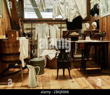 Frankreich, Departement Ain, Auvergne - Rhone - Region Alpen. Ecomuseum Country House in Saint-Etienne-du-Bois. Diese alte Werkstatt des Couturiere Bressan aus dem Jahr 1900 wurde in einem alten Bauernhaus aus Fachwerk installiert, das im Museum untergebracht ist. Stockfoto