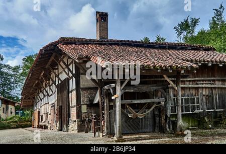 Frankreich, Departement Ain, Auvergne - Rhone - Region Alpen. Ecomuseum Country House in Saint-Etienne-du-Bois.dieses alte Bauernhaus aus Fachwerk wurde im Museum installiert. Stockfoto