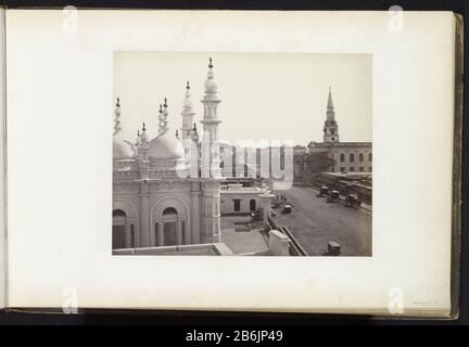 Die Dhurrumtollah-Straße in Kalkutta mit der linken Tipu-Sultan-Shahi-Moschee und verließ die Römisch-Katholische Kirche Teil des Reisealbums mit Ihren Aufnahmen: Zustände in Indien, Deutschland, der Schweiz und Frankrijk. Hersteller: Fotograf: Anonymer Ort Herstellung: Kalkutta dating: CA. 1865 - ca. 1875 Physikalische Merkmale: Albumindruckmaterial: Papiertechnik: Albumin Druckabmessungen: Foto: H 177 mm × W 227 mm Betreff: Straße (+ Stadt (-scape) mit Figuren, Staffage) Tempel, Schrein  Islam Mohammedanismchurch (außen) Wo Kalkutta Stockfoto