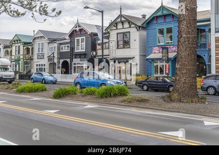 Napier, NEUSEELAND - 11. November 2019: Stadtbild mit traditionellen viktorianischen Gebäuden bei Marine Parade der touristischen Stadt, im hellen Frühlingslicht gedreht Stockfoto
