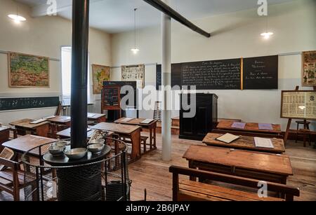 Frankreich, Departement Ain, Auvergne - Rhone - Region Alpen. Traditionelles, altmodisches Klassenzimmer in der Grundschule im Dorf Cuisiat, Stockfoto