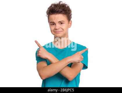 Portrait des Jungen im Teenager-Bereich überfährt die Hände über die Brust und zeigt Zeigefinger in verschiedene Seiten oder Richtungen, kann keine Wahl treffen. Kinder, die Finger zeigen. H Stockfoto