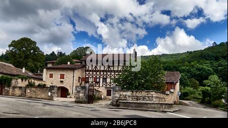 Frankreich, Departement Ain, Auvergne - Rhone - Region Alpen. Die Hauptstraße des Dorfes Cuisat mit seinem traditionellen Lebensraum Stockfoto