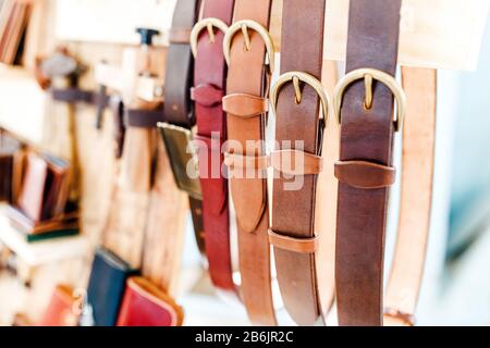 Handgefertigte, hochwertige Ledergürtel mit bunten Riemen, die im Laden zu verkaufen sind Stockfoto