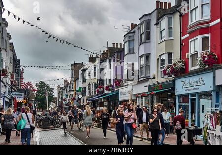 Großbritannien, East Sussex, die Südküste Englands, die Stadt Brighton und Hove, die Lanes in Brighton, das alte Viertel, die Straße Connersante sind sehr belebt, Brighton liegt an der Südküste Englands und ist Teil der Gemeinde der Stadt Brighton und Hove, Brighton's Lage hat es zu einem beliebten Reiseziel für Touristen gemacht und ist das beliebteste Badeziel in Großbritannien für ausländische Touristen, wurde auch als die "hippest City" Großbritanniens bezeichnet. Stockfoto