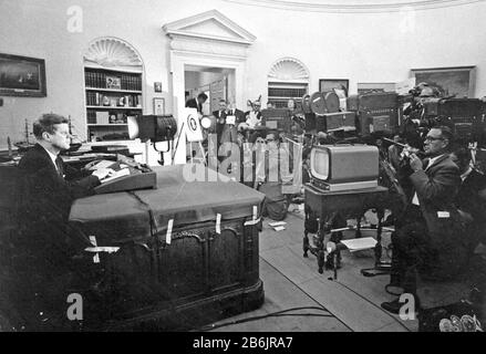 KUBANISCHE RAKETENKRISE OKTOBER 1962. US-Präsident John F. Kennedy mit Reportern im Weißen Haus während einer Fernsehansprache vor der Nation über die Blockade Kubas am 24. Oktober 1962. Stockfoto