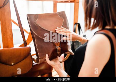 Handgefertigte Vintage-Handtasche aus echtem Leder, hochwertige Damenhandtasche im Schaufenster im Geschäft Stockfoto