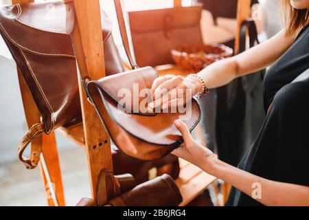 Handgefertigte Vintage-Handtasche aus echtem Leder, hochwertige Damenhandtasche im Schaufenster im Geschäft Stockfoto