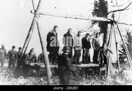 DIE DEUTSCHEN HÄNGEN DIE SOWJETISCHEN ZIVILISTEN. In der Nähe der Stadt Velizh in der Region Smolensk in NW Russland warten im September 1941 fünf Russen auf Aufhängen. Deutsche Soldaten warten auf den Befehl, über die provisorische Plattform zu kippen, während die nächste Gruppe, die hingerichtet werden soll, hinter verbundenen Augen steht. Im September 1942 ermordeten deutsche Besatzungstruppen bis auf 17 der 1440 jüdischen Bevölkerung des Ortes. Stockfoto