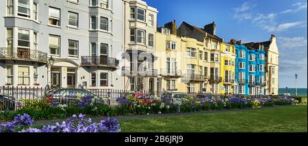 Großbritannien, East Sussex, Südküste Englands, Stadt Brighton und Hove, "EINE Reihe von einst einzelnen Stadthäusern, die jetzt aber in Wohnungen umgewandelt wurden. Diese befinden sich in Hove. Brighton liegt an der Südküste Englands und ist Teil der Stadtgemeinde Brighton and Hove, Brighton's Lage hat es zu einem beliebten Reiseziel für Touristen gemacht und ist das beliebteste Badeziel in Großbritannien für Übersee-Touristen. Stockfoto