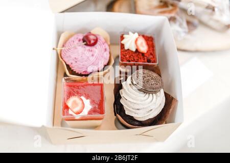Verkauf von Cupcakes und Muffins im Süßwarenladen Stockfoto