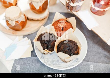 Verkauf von Cupcakes und Muffins im Süßwarenladen Stockfoto