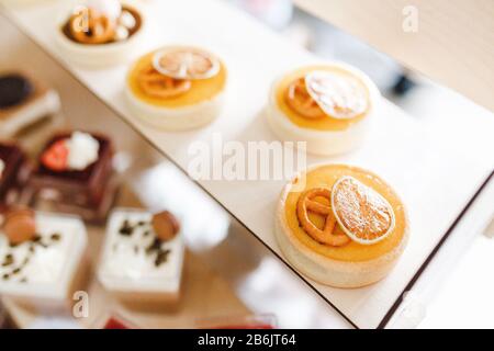 Verkauf von Cupcakes und Muffins im Süßwarenladen Stockfoto