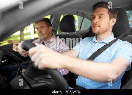 Treiber Kurse und Personen Konzept-car Driving School instructor Unterrichten junger Mann zu fahren Stockfoto