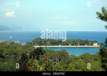 Panoramablick vom Aussichtspunkt auf die kemer Bucht, umgeben von hohen Bergen und blauem, ruhigem Mittelmeer an hellem sonnigen Tag Stockfoto