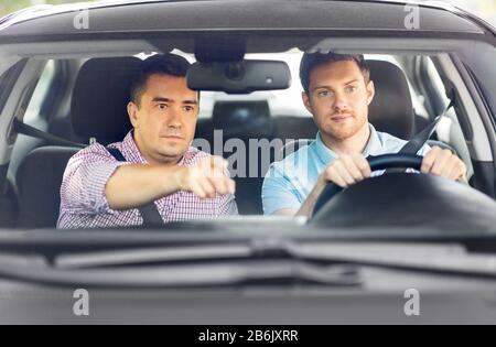 Treiber Kurse und Personen Konzept-car Driving School instructor Unterrichten junger Mann zu fahren Stockfoto