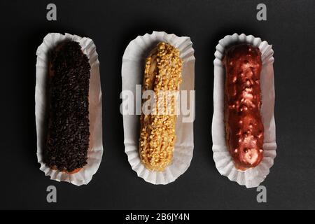 Eclair französischer Kuchen köstliches Dessert auf schwarzem Hintergrund Nahaufnahme des Essens Stockfoto