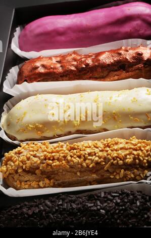 Eclair französischer Kuchen köstliches Dessert auf schwarzem Hintergrund Nahaufnahme des Essens Stockfoto