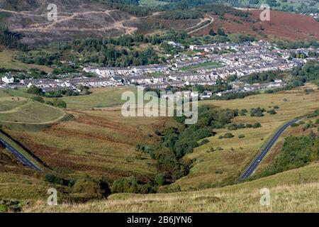 Kingsland y-Clawdd hinunter in Richtung Cwm Parc und Treorchy Rhondda Valley Mid Glamorgan Wales Stockfoto