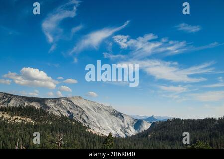 Blick vom Olmsted Point im Yosemite-Nationalpark. Malerischer Auszugsbereich und kurzer Pfad mit Blick auf die Nordseite von Half Dome und Tenaya Canyon. Ca Stockfoto