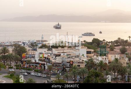 Aqaba, Jordanien - 18. Mai 2018: Stadtbild der Stadt Aqaba am sonnigen Sommertag, Hafengebiet Luftbild Stockfoto