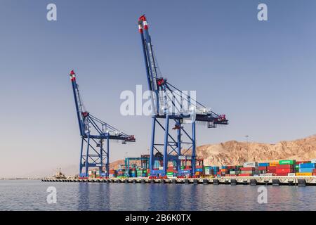 Aqaba, Jordanien - 17. Mai 2018: Portalkräne befinden sich im Containerterminal Aqaba Stockfoto