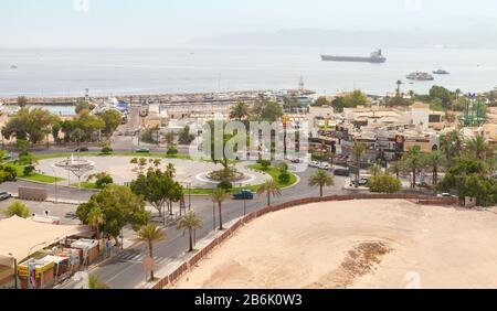 Aqaba, Jordanien - 18. Mai 2018: Panorama-Stadtbild an der Küste der Stadt Akaba am sonnigen Sommertag Stockfoto