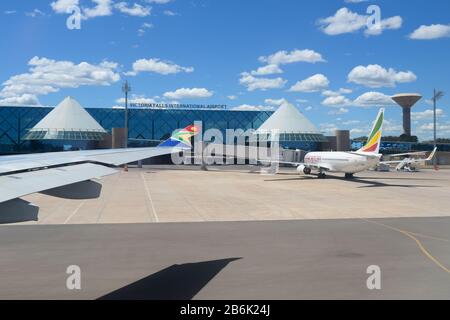 Blick auf den Flughafen Victoria Falls (VFA), Passagierterminalgebäude an Bord des Airbus A330 von South African Airways. Stockfoto