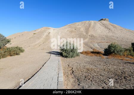 Hügel, um die Erk Kala Mauern in der Nähe von Mary, Turkmenistan zu sehen. Es war eine Achämenidische Stadt aus dem 6. Jahrhundert v. Chr. im alten Merv. Ramparts. Alte Margusch. Stockfoto