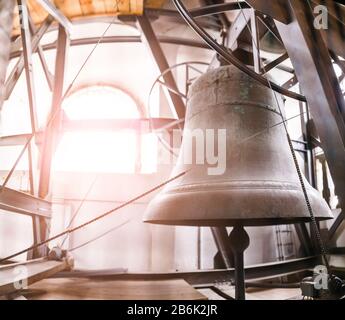 Alte Grunge-Klingel mit automatischer Rufsignalanlage Stockfoto