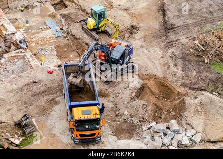 Bagger und Mülltödel, die an der Stelle der archäologischen Ausgrabungen arbeiten Stockfoto