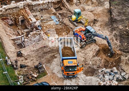 Dresden, 21. MÄRZ 2017: Bagger und Mülltödel arbeiten auf dem Gelände der archäologischen Ausgrabungen Stockfoto