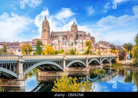 Kathedrale von Salamanca und Brücke über den Fluss Tormes Stockfoto