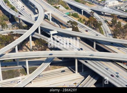 Luftbild der massiven erhöhten Straßenkreuzung in Los Angeles, USA Metropole. Mehrere Ebenen und Straßen Autobahn mit Autobahnkreuz. Stockfoto