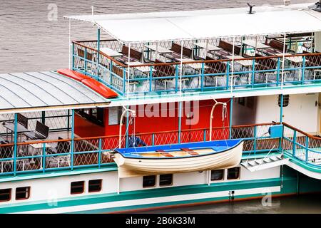 Detail des großen Flussschiffs mit Rettungsboot darauf Stockfoto