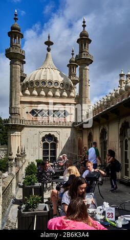 UK, East Sussex, Südküste Englands, City of Brighton and Hove, die Cafeteria des Royal Pavilion von Architekt John Nash, auch bekannt als Brighton Pavilion, ist eine königliche Residenz in Brighton, die ab dem Jahr 1787 in drei Etappen als Rückzugsort am Meer für George erbaut wurde, Prince of Wales, der im Jahr 1811 Prinzregent wurde Stockfoto