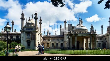 UK, East Sussex, Südküste Englands, City of Brighton and Hove, The Royal Pavilion, von Architekt John Nash, auch bekannt als Brighton Pavilion, ist eine königliche Residenz in Brighton, die ab dem Jahr 1787 in drei Etappen als Rückzugsort am Meer für George, Prince of Wales, erbaut wurde. Der bereits im Jahr 1811 Prinzregent wurde Stockfoto